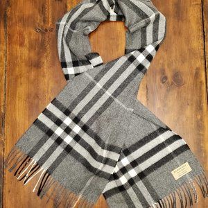 BURBERRY Classic Cashmere Scarf in Check Mid Grey